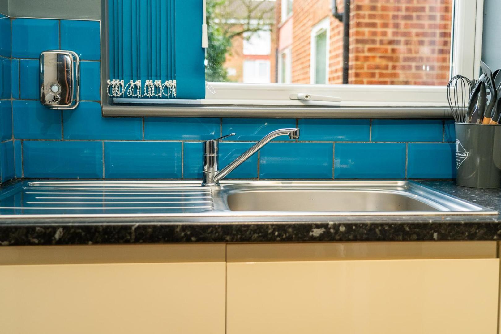 Free Parking New Modern Gem In Harrow Apartment Exterior photo